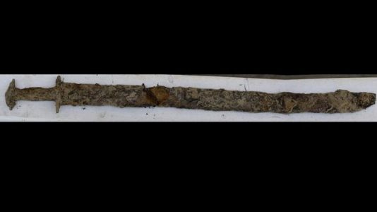 Una niña de 8 años saca una espada de 1.500 años de un lago en Suecia