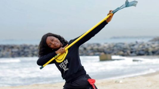 La misión de una mujer nigeriana de salvar las tortugas del plástico en las playas de Lagos