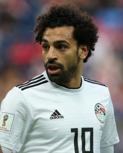 Mo Salah: Inusual escultura de la estrella de Liverpool presentada en Egipto