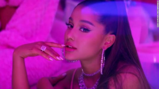 Ariana Grande lanza ‘7 anillos’