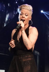 La hija de siete años de Pink provoca un debate al usar un arma