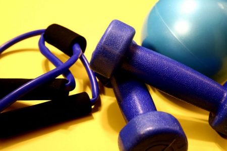 Una rutina de ejercicios por la mañana que también es buena para tu cerebro