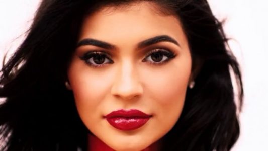 ¿Kylie Jenner sabe cómo lavarse la cara?