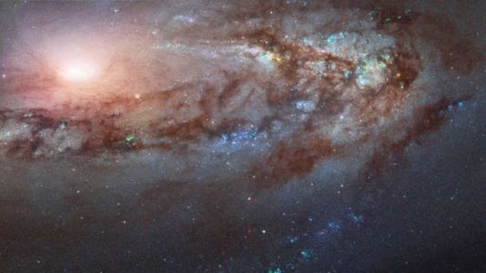 NASA captura una foto increíble de una galaxia que se acerca a nosotros