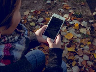 Deberías cubrir también la cámara selfie de tu teléfono