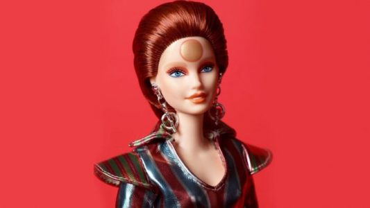 Barbie cambia de imagen en homenaje a David Bowie, se convierte en Ziggy Stardust