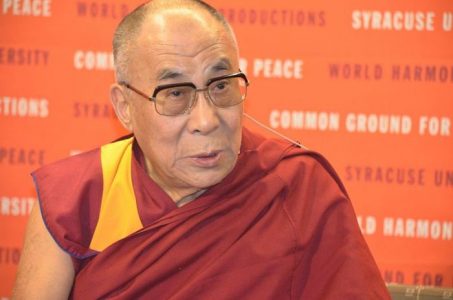 El Dalai Lama quiere que una mujer lo suceda solo si es sexy
