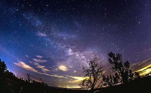 La foto del Hubble muestra cómo se vería una vista lateral de la Vía Láctea