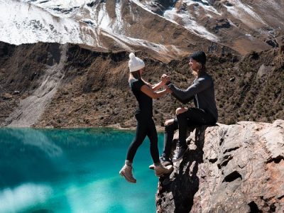 Pareja de influencers de viajes defiende foto que desafía a la muerte