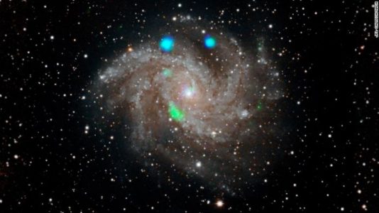 ¿Qué causó que luces azules y verdes brillaran en una galaxia distante?