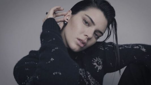 Se burlaron de Kim Kardashian y Kendall Jenner en el discurso del Emmy