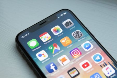 Hombre demanda a Apple alegando que iPhone lo convirtió en gay