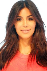 Kim Kardashian defiende a Meghan y Harry por tratamiento que les da la prensa