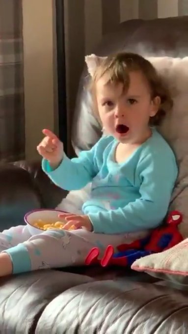 Esta niña de 2 años vio a Bruce Banner convertirse en Hulk y su reacción no tiene precio
