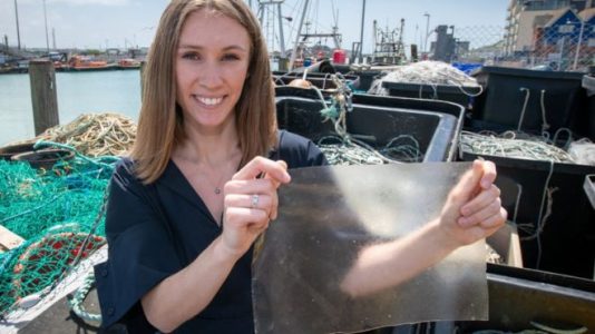 “Inventé una alternativa al plástico a partir de desechos de pescado”