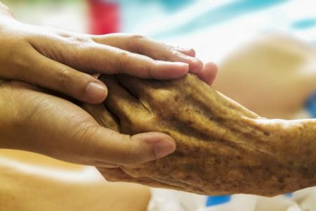 10 señales de que una persona mayor necesita ayuda