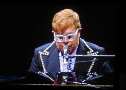 Elton John detiene concierto de Nueva Zelanda después del diagnóstico de neumonía