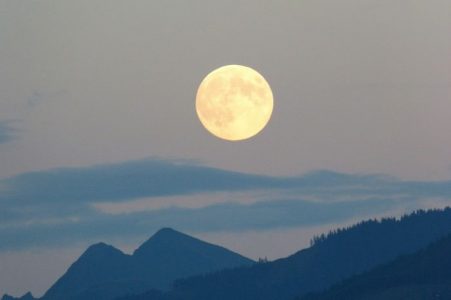 Superluna de gusano está iluminando el cielo esta semana
