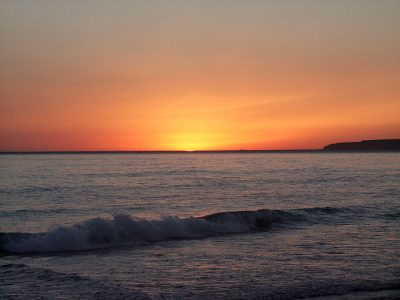 Funcionario español se disculpa luego de rociar la playa con cloro