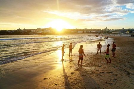 La muerte aparece en noticias locales para protestar por la apertura de playas