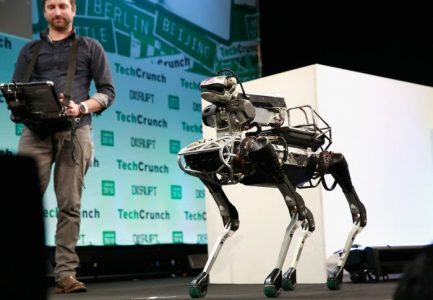 Observa este perro robot pastorear un grupo de ovejas y explorar Nueva Zelanda