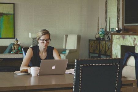 Cómo protegerte de los ataques cibernéticos mientras trabajas desde casa