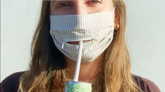 Esta mascarilla tiene una cremallera que te permitirá comer y beber sin quitártela