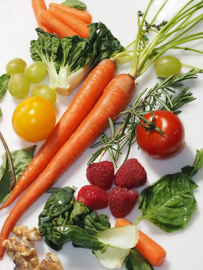 Los vegetarianos consumen abundantes frutas y vegetales