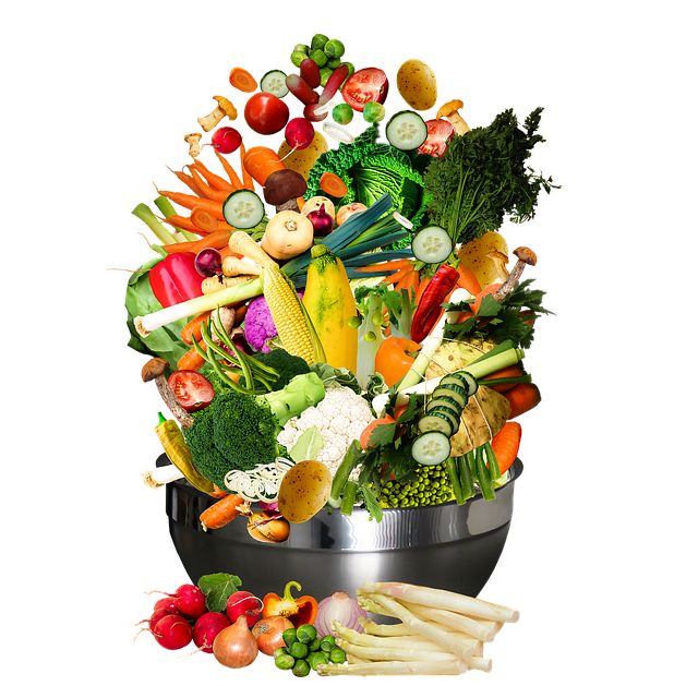 Come abundantes vegetales y frutas frescas