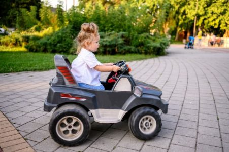 Los carros eléctricos para niños son el regalo ideal