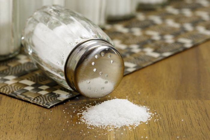 Reducir la sal ayuda a bajar la presión arterial