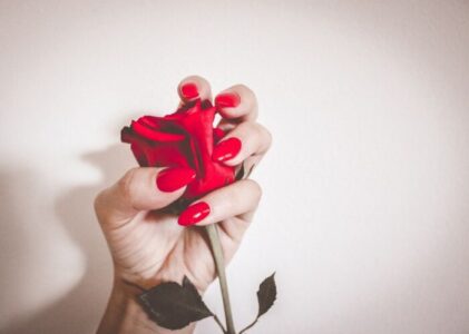 Por qué las uñas se vuelven quebradizas y cómo fortalecerlas