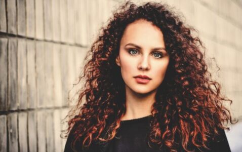 Cómo reducir o eliminar el frizz del cabello