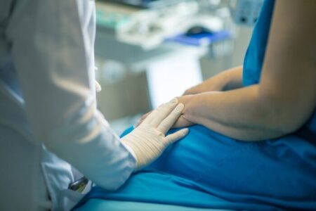 Las 5 etapas del duelo que vienen con un diagnóstico médico