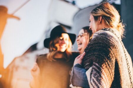 ¿Te cuesta hacer amistades como adulto? Conoce estos trucos