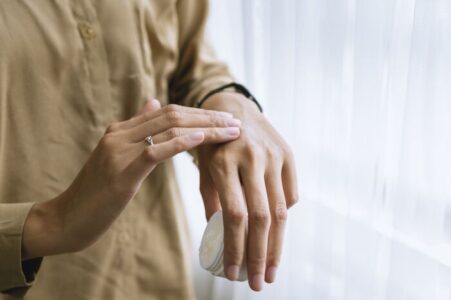 Cómo lidiar con los efectos ocultos del eczema en la salud mental