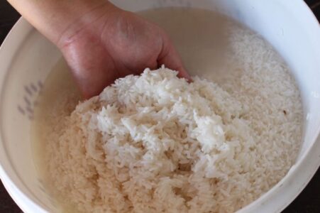 El agua de arroz para el cabello está de moda: ¿Qué dice la ciencia?