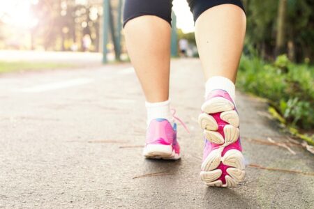 Los beneficios de comenzar el día con una caminata