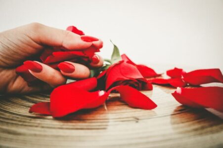 10 formas de fortalecer las uñas, según los dermatólogos