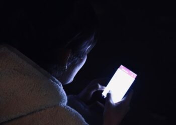 Usar las pantallas antes de acostarse