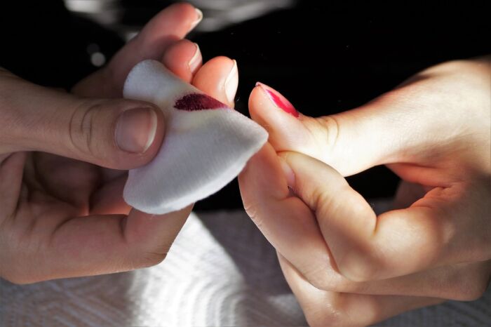 Cómo quitar el esmalte de uñas en gel