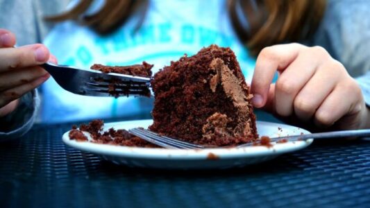 Es hora de dejar de patologizar la “alimentación emocional”